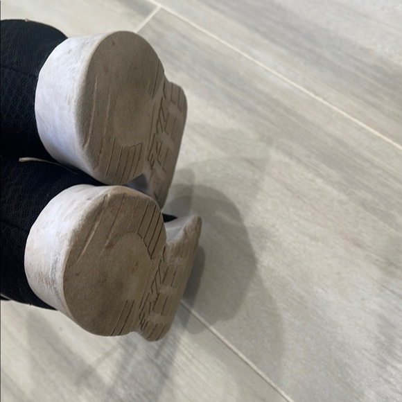 Nike Women’s Size 6.5 Lightweight Black Mesh Sneakers with White Accents - Picture 10 of 11